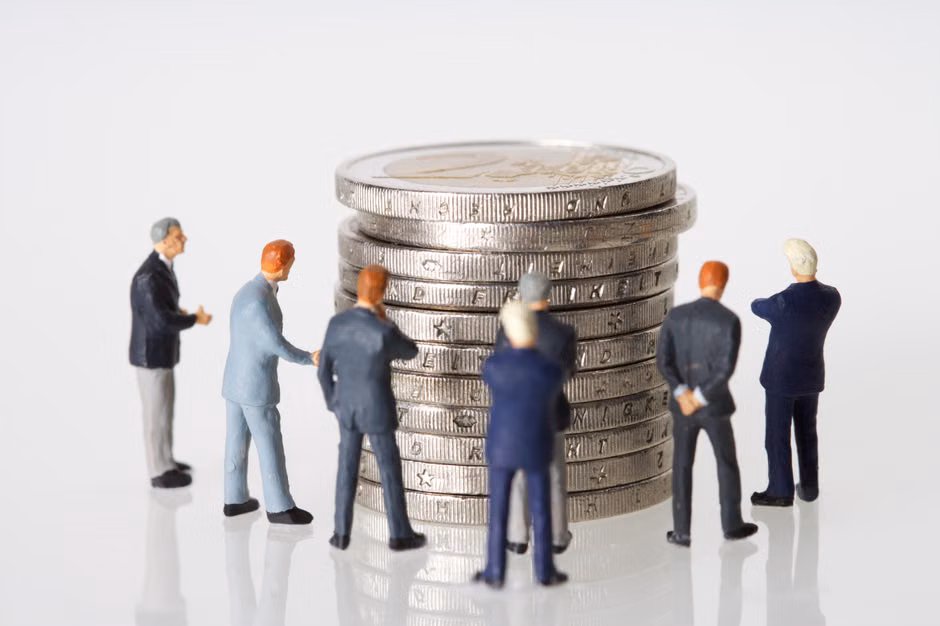 Pessoa revisando planilha financeira para evitar recorrer ao endividamento